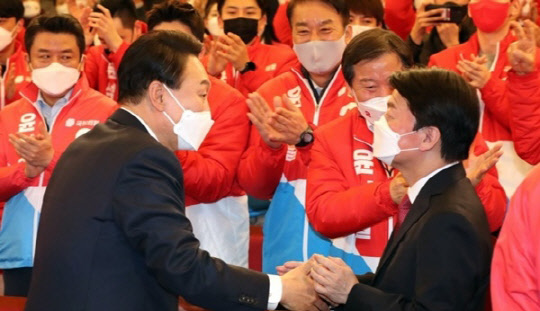윤석열 대통령 당선인이 지난 10일 당선이 확정된 뒤 국회도서관에서 안철수 국민의당 대표와 인사하고 있다. <연합뉴스>